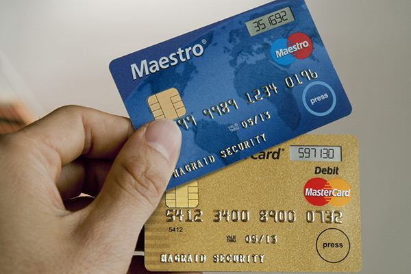 进行信用卡垫还过程中需要使用哪些证件？